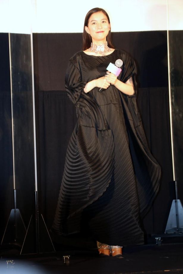【写真を見る】芳根京子、ドレープが美しいドレス姿の全身ショット