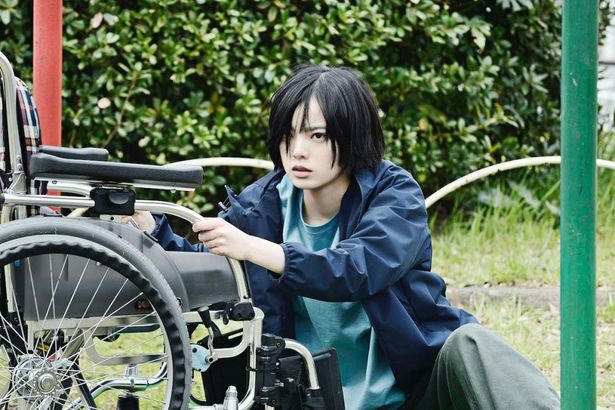 平手友梨奈演じる車椅子の少女ヒナコをファブルは救おうと奮闘していく