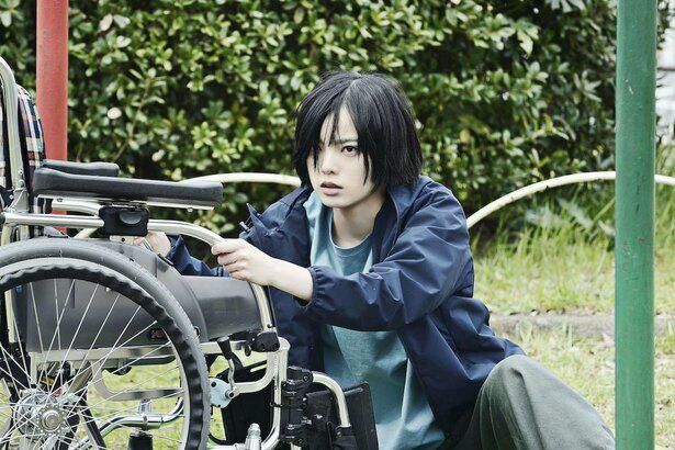 【写真を見る】『ザ・ファブル 殺さない殺し屋』より、心を閉ざした車椅子の少女ヒナコを演じる平手友梨奈