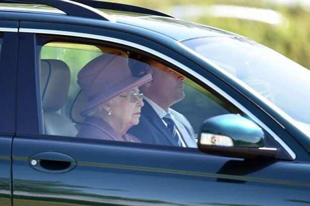 【写真を見る】過去にも目撃された、エリザベス女王が颯爽とジャガーを運転する姿
