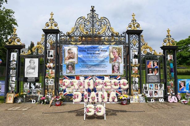 ケンジントン宮殿の門前には、ダイアナ妃への花束やメッセージが飾られた