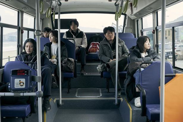 人生に行き詰った日本の兄弟と韓国の三兄妹の不思議な旅を描く