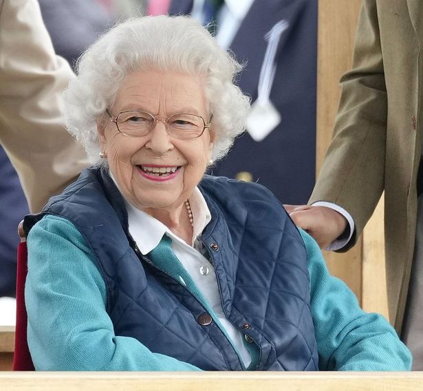 エリザベス女王、国民保健サービス(NHS)に文民最高位勲章を授与