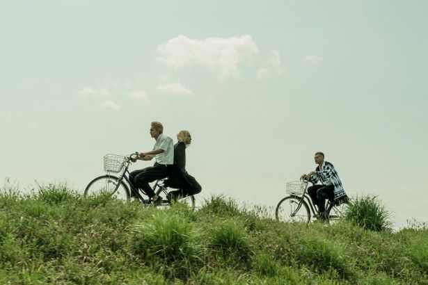 タケミチとマイキー、ドラケンが自転車に乗りながら友情を深める名シーン