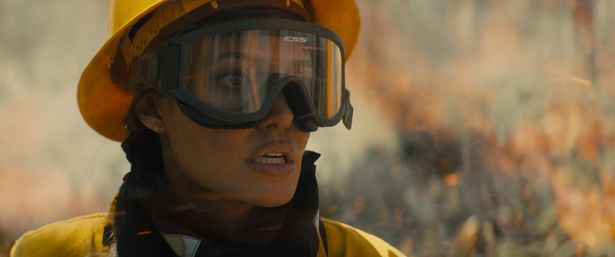 アンジェリーナ・ジョリー演じるハンナの消防隊員姿