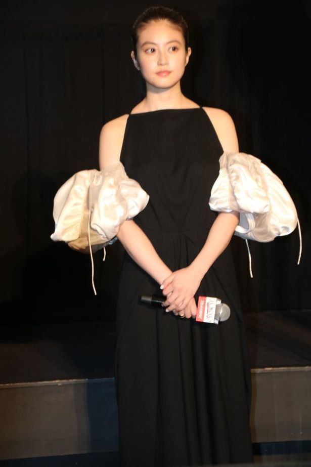 【写真を見る】今田美桜が可憐なドレスで登壇！豪華キャスト勢ぞろいの模様