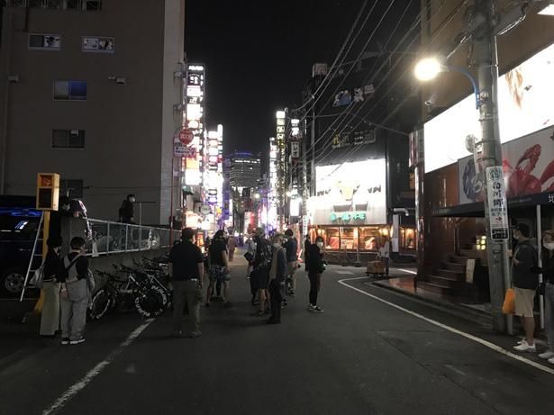 暴力団や警察がいっせいになだれ込むなど物騒なシーンが撮影された新宿歌舞伎町