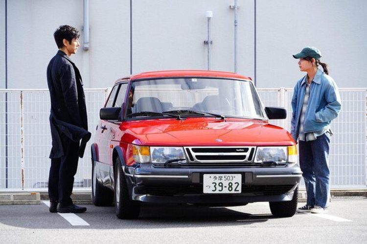 カンヌ4冠『ドライブ・マイ・カー』濱口竜介監督が、撮影秘話語る。“赤い車体のサーブ900ターボ”に変えたエピソードも