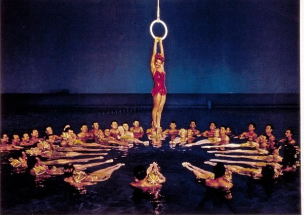水泳選手から女優へ転身したエスター・ウィリアムスが華麗なミュージカルを披露する『百万弗の人魚』