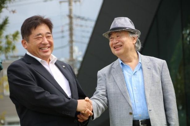 角川会長と藤本市長が握手