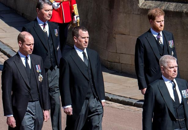 【写真を見る】フィリップ王配の葬儀にて、ウィリアム王子とヘンリー王子の間を歩くピーター・フィリップス