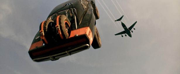 車を空から落とすというアイデアを実現してしまっている『ワイルド・スピード SKY MISSION』