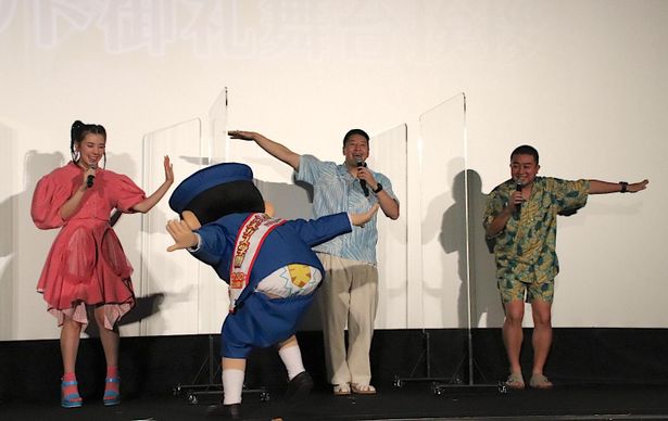 『映画クレヨンしんちゃん 謎メキ！花の天カス学園』の大ヒット御礼舞台挨拶の様子