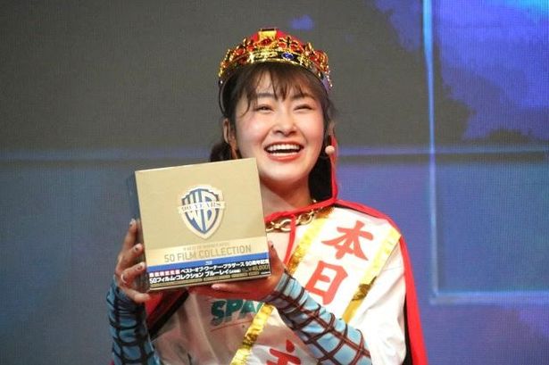 ゲームで優勝した村上佳菜子