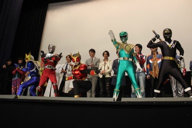 【写真を見る】歴代の仮面ライダーたちの登場に会場は大興奮