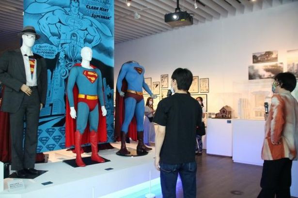 クリストファー・リーブ演じた初代スーパーマンの衣装に感動するなだぎ武