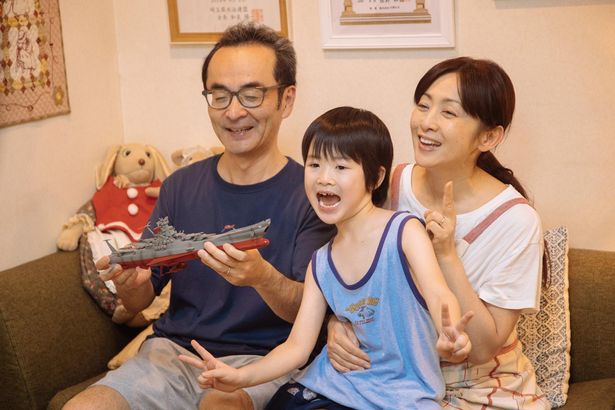 美波は母(斉藤由貴)と、いまの父親(古舘寛治)と、純真無垢な弟と4人で暮らしている