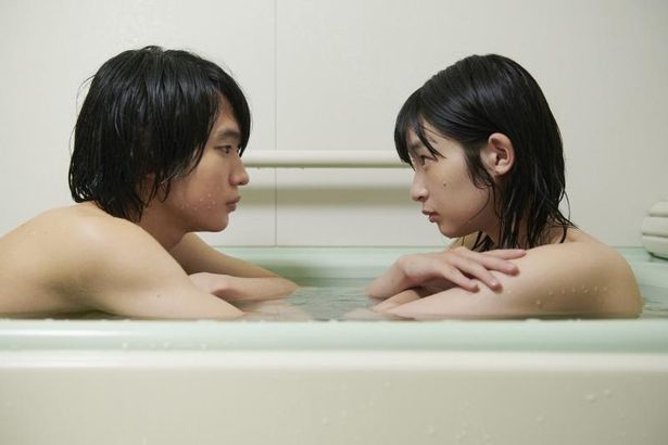 【写真を見る】小梅(石川瑠華)と磯辺(青木柚)が一緒にお風呂に入る、胸ざわめくシーン
