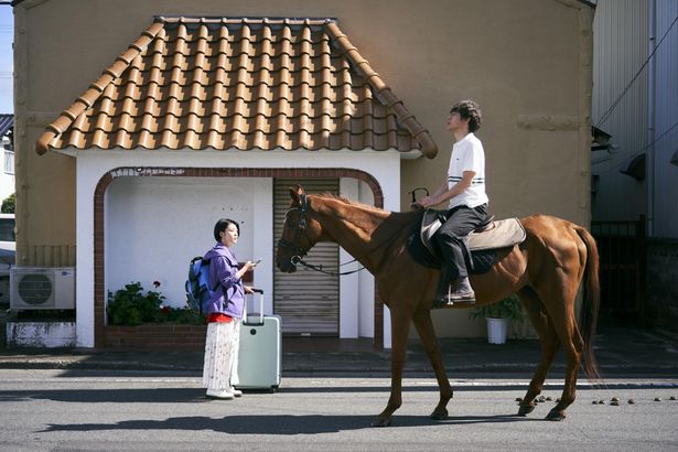 茂木莉子と名乗る女性が、閉館が迫る朝日座に現れる