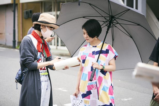 【写真を見る】タナダ監督と真剣に打合せする高畑充希。『浜の朝日の嘘つきどもと』メイキング写真を一挙公開