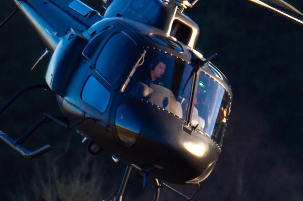 撮影現場に自身が操縦するヘリコプターで登場したトム。さすがのスターっぷり