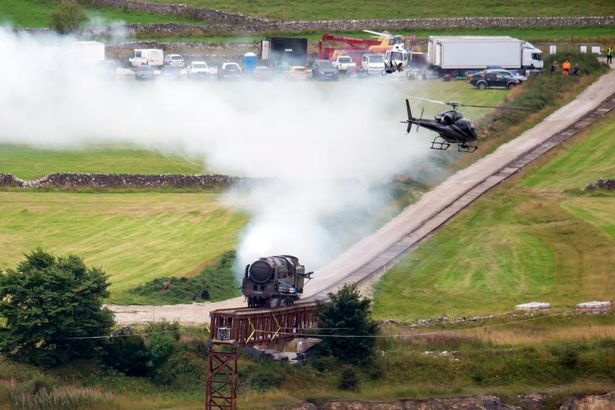 ダービーシャーでは、断崖から列車が落下するシーンをヘリコプターで撮影していたという