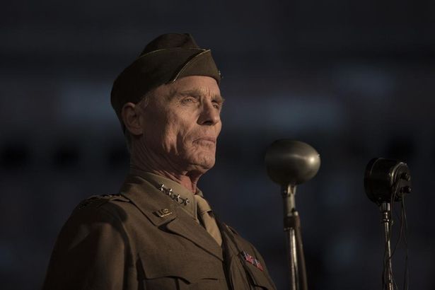 アメリカ陸軍大尉ジョージ・S・パットン役で出演する名優、エド・ハリスが作品に重厚感をもたらしている