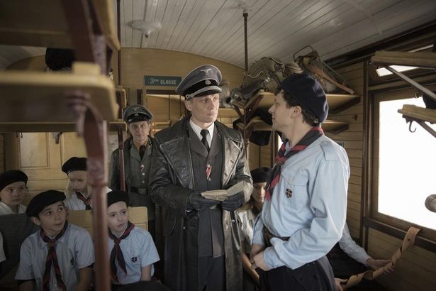アルプスの山へ向かう電車で、ナチス親衛隊の尋問に遭遇する