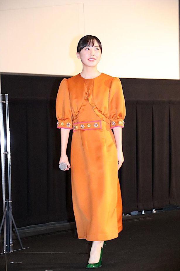 【写真を見る】芦田愛菜、鮮やかなオレンジのワンピース姿で登場！