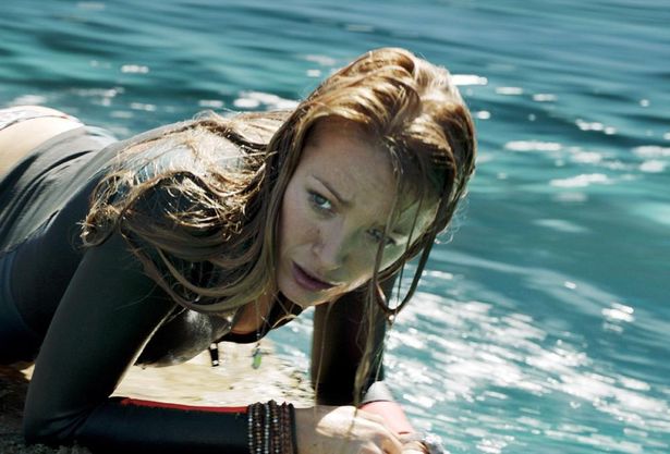 秘境のビーチでサーフィンをしていた女性が人食いサメに襲われる『ロスト・バケーション』