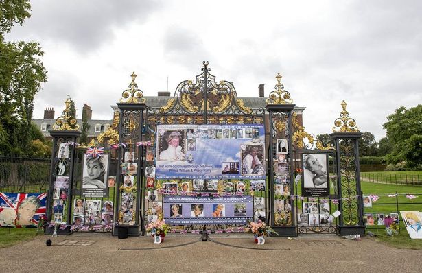 ロイヤルファンからの献花や思い出のダイアナ妃の写真が飾られたケンジントン宮殿の門
