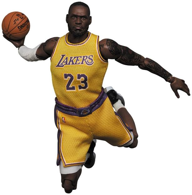 『スペース・プレイヤーズ』仕様ではないがレブロンのアイテムも発売されている(「MAFEX LeBron James (Los Angeles Lakers)」)