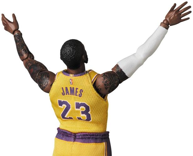 現在所属しているレイカーズのユニフォームに身を包んでいる(「MAFEX LeBron James (Los Angeles Lakers)」)