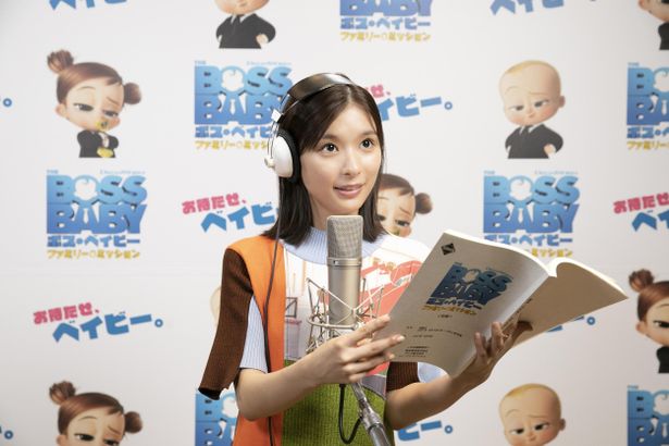 前作で7歳のティムの声を担当した芳根京子は、ティムの8歳の娘タビサ役に