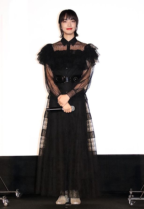 【写真を見る】レースたっぷり、黒の透け感ドレスで登場した小松菜奈