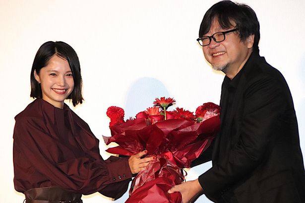 【写真を見る】宮崎あおいがベルをイメージした赤い花束を持ってサプライズ登場！