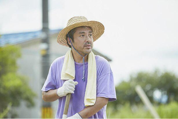 庭で野菜を育てる隣の部屋の住人・島田役を演じるムロツヨシ