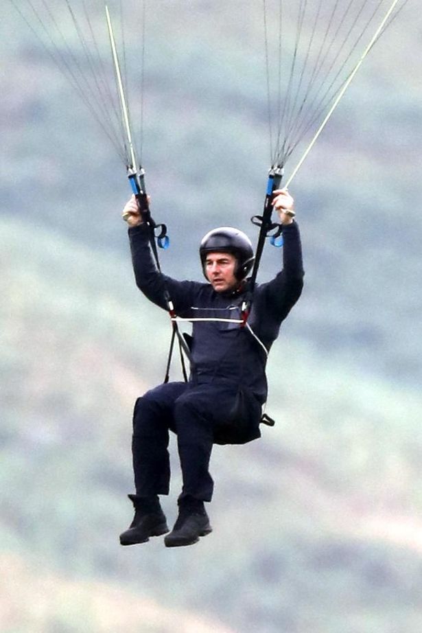 【写真を見る】トム・クルーズ、パラシュートで英国の空を舞う！