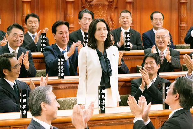 史上最年少かつ日本初の女性総理役を、見事に体現した中谷美紀