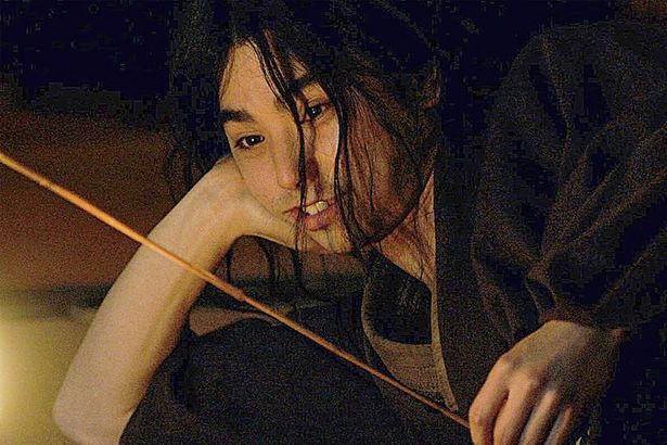 『るろ剣』『孤狼の血』『燃えよ剣』、話題作への出演が続く村上虹郎にフォーカス！