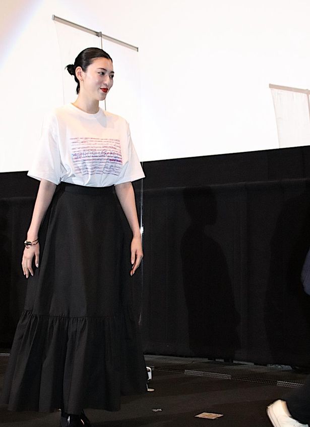 【写真を見る】三吉彩花、オリジナルTシャツ＆黒のロングドレスで登場