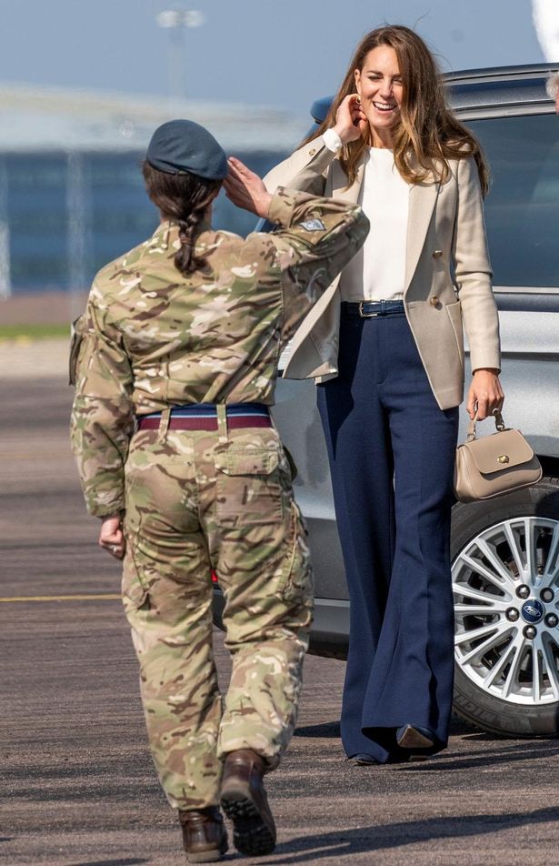 【写真を見る】キャサリン妃、夏休み明け最初の公務は空軍基地訪問！オール英国ブランドで英軍人に敬意