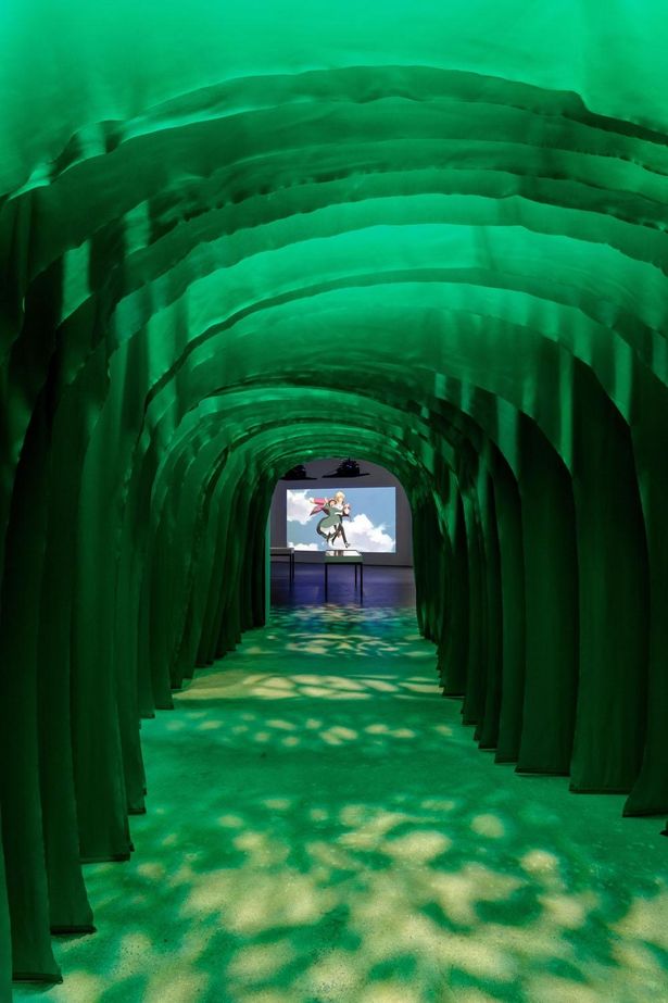 宮崎駿展の入り口となる小径は、ジブリの世界へ入り込むような感覚に