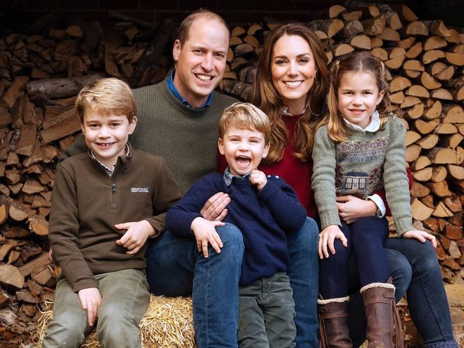 ウィリアム王子とキャサリン妃、3人の子どもたち＆愛犬とアウトドアランチ！