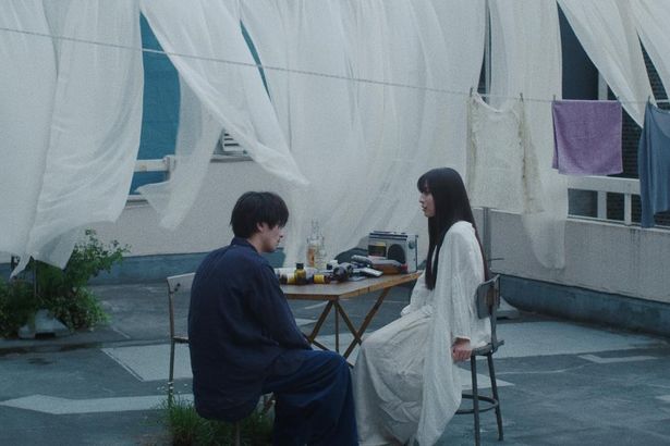 横浜演じる“男”とロン・モンロウ演じる謎の女性が、「記憶の旅」に出かける