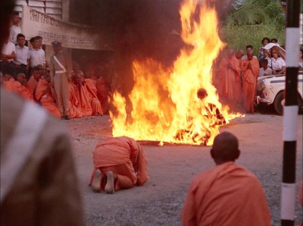 【写真を見る】僧侶の焼身自殺、謎の教団、放射能の犠牲となった動物たち…物議をかもしたヤコペッティの世界