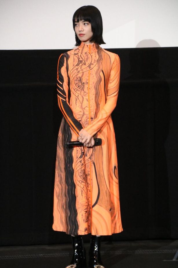 【写真を見る】小松菜奈、エキゾチックなドレス姿の全身ショット