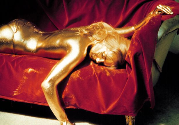 『００７／ゴールドフィンガー』で、ボンド史上最高に美しい死体と言われる、シャーリー・イートンにインスパイアされたもの