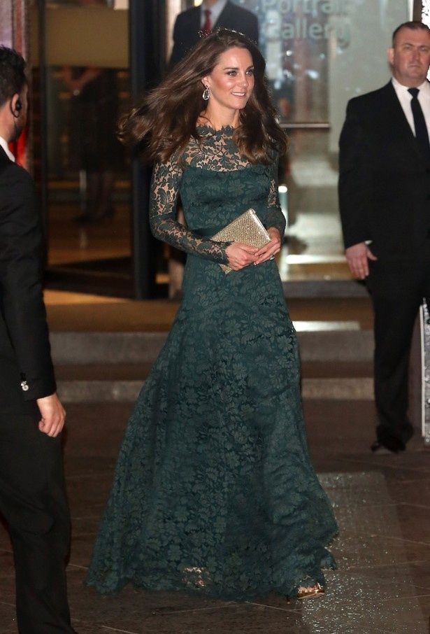 【写真を見る】テンパリーロンドンのドレスを着たキャサリン妃の全身ショット