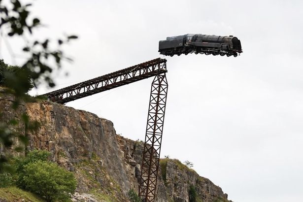 8月には崖から落下する列車撮影が話題になったが、第7弾の撮影中、列車搬送時の事故で交通機関に影響が生じたという報道も